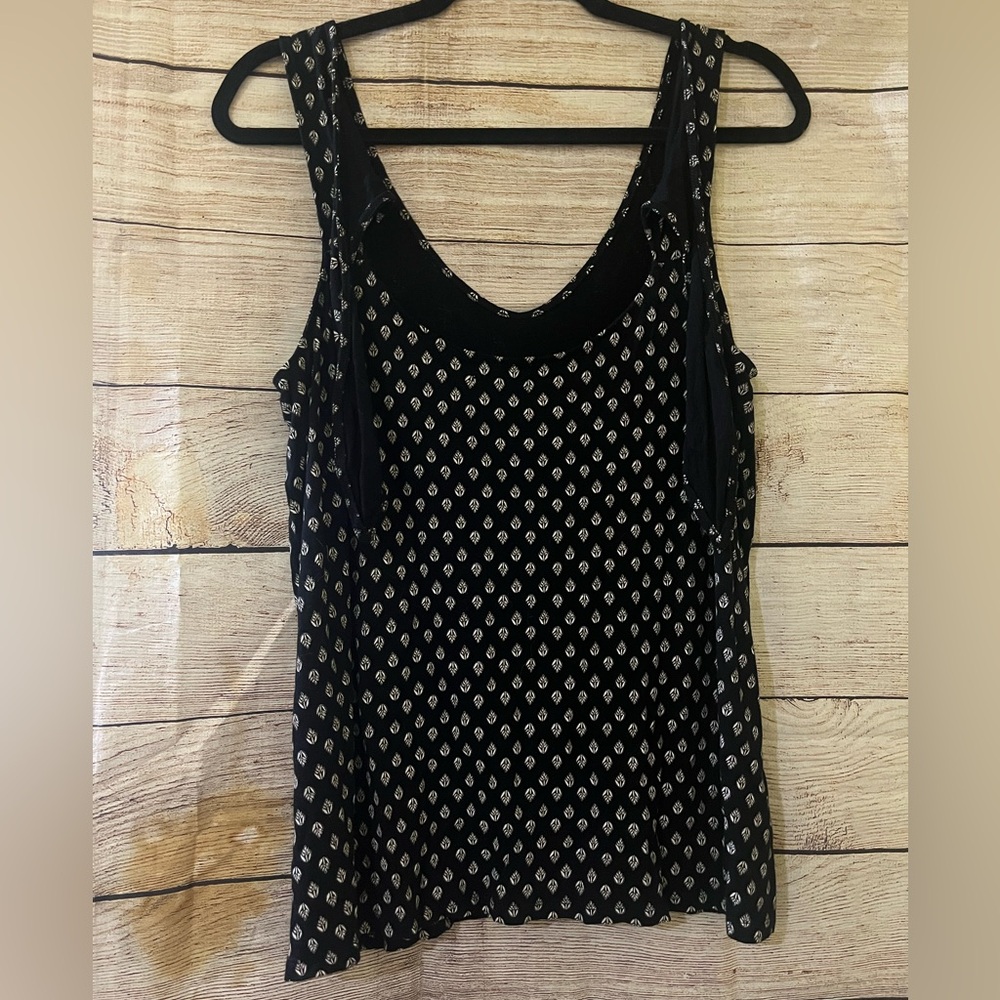 🤎3/$10 Old Navy Black and White Floral Tank Top Size Medium - Picture 6 of 7